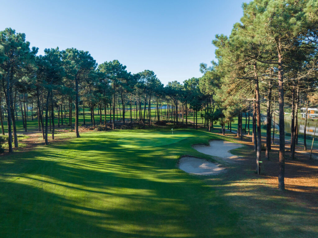 A hole with bunkers and trees around at Aroeira Challenge Golf Course