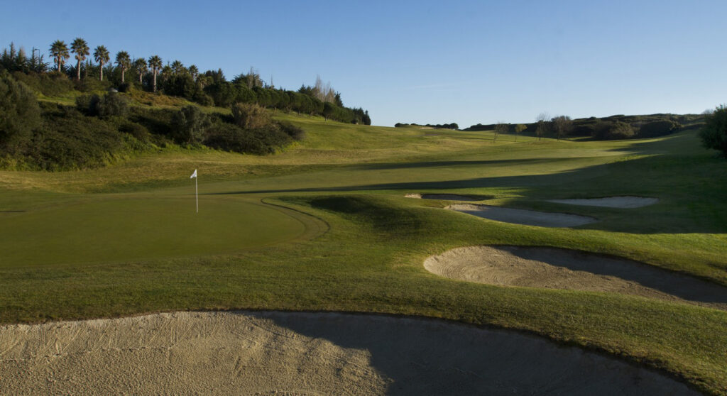 Hole with bunkers at Belas Clube de Campo Golf Course