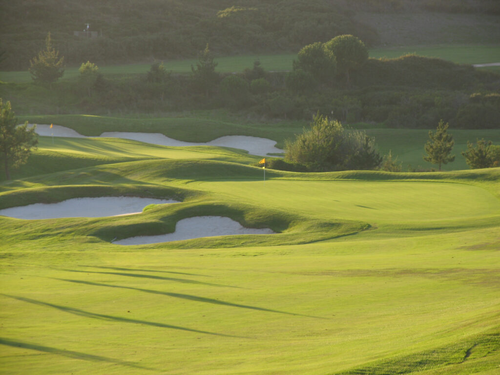 A hole with bunkers at Belas Clube de Campo Golf Course