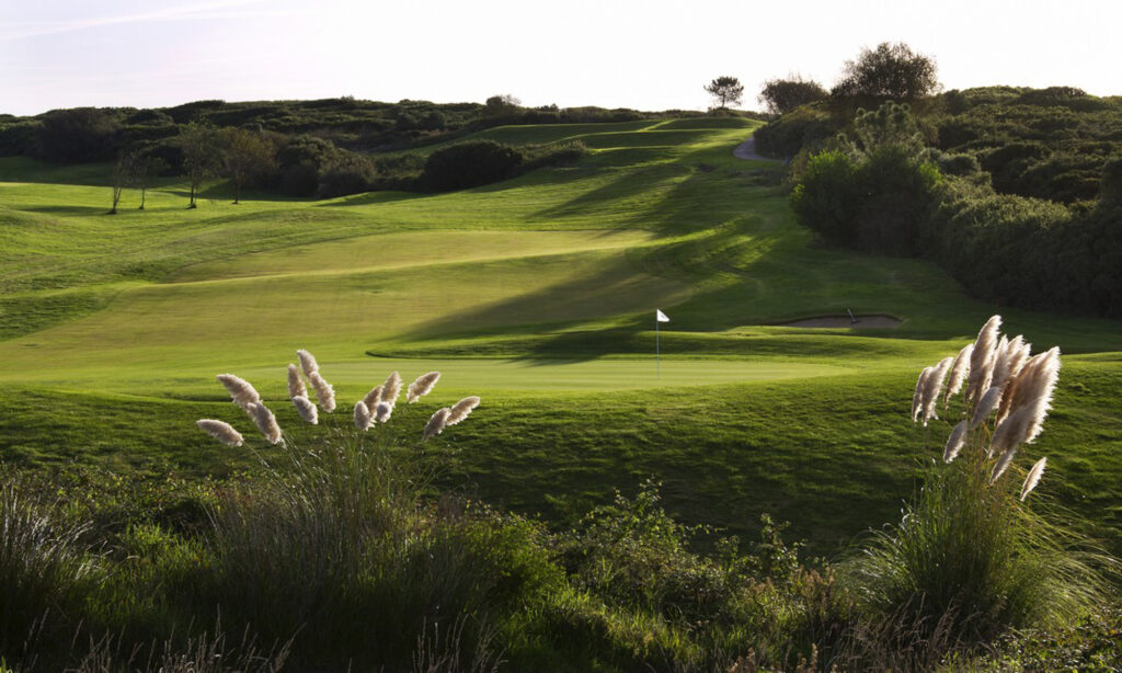 Hole with hills in background at Belas Clube de Campo Golf Course