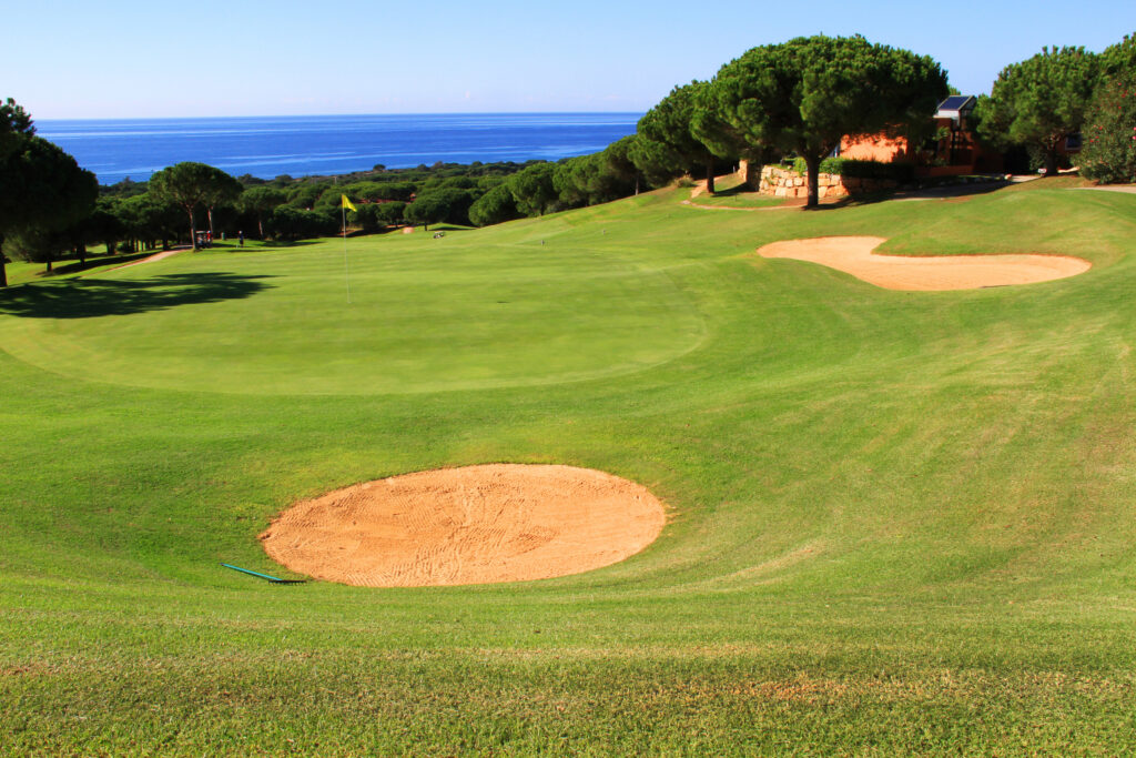 Hole with bunkers and trees around at Cabopino Golf Course