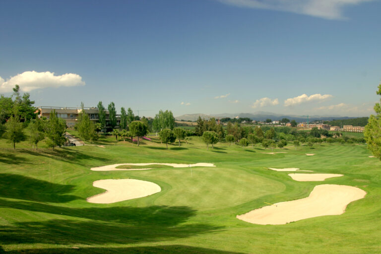 A hole with bunkers at Club de Golf Barcelona