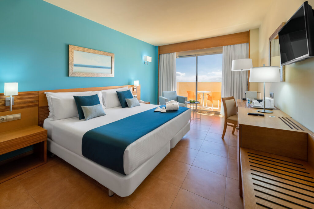 Elba Carlota Hotel bedroom with a balcony