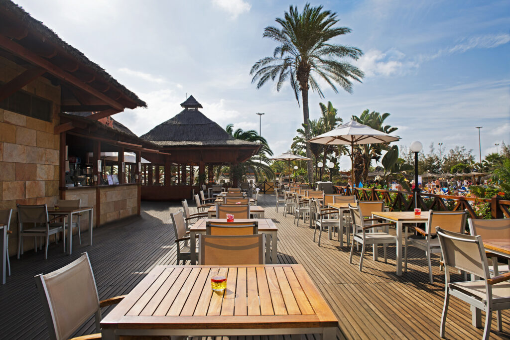 Elba Carlota Hotel outdoor seating area