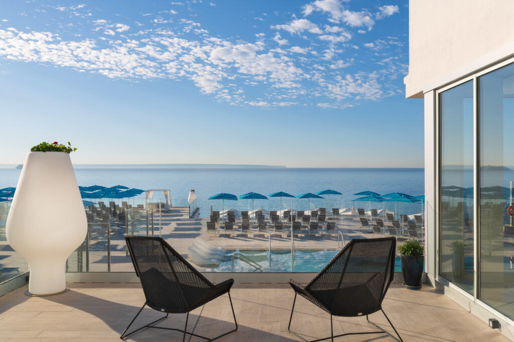 Balcony with chairs and ocean view at Elba Sunset Mallorca Thalasso Spa Hotel