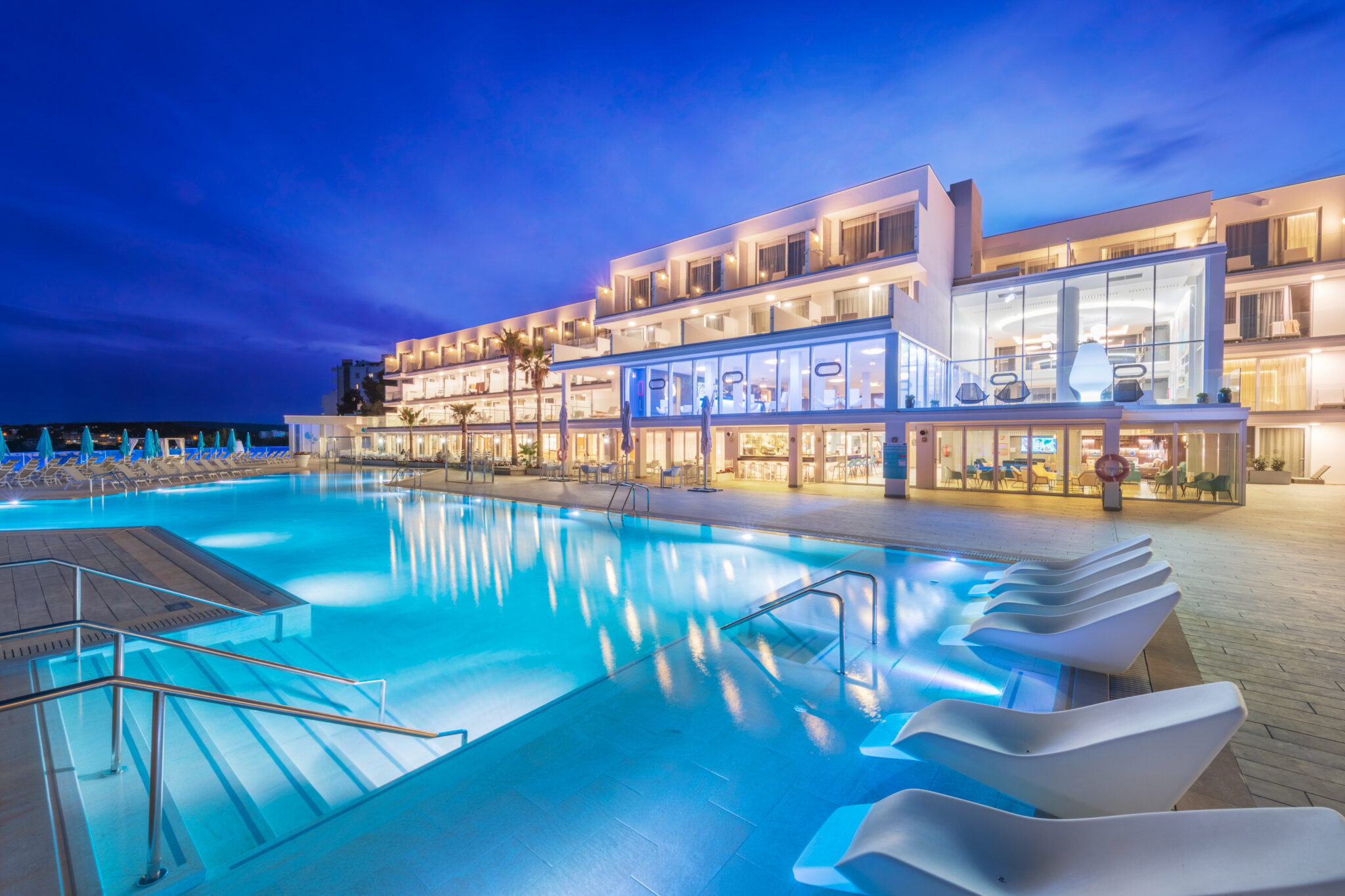 Outdoor pool and exterior of Elba Sunset Mallorca Thalasso Spa Hotel at night