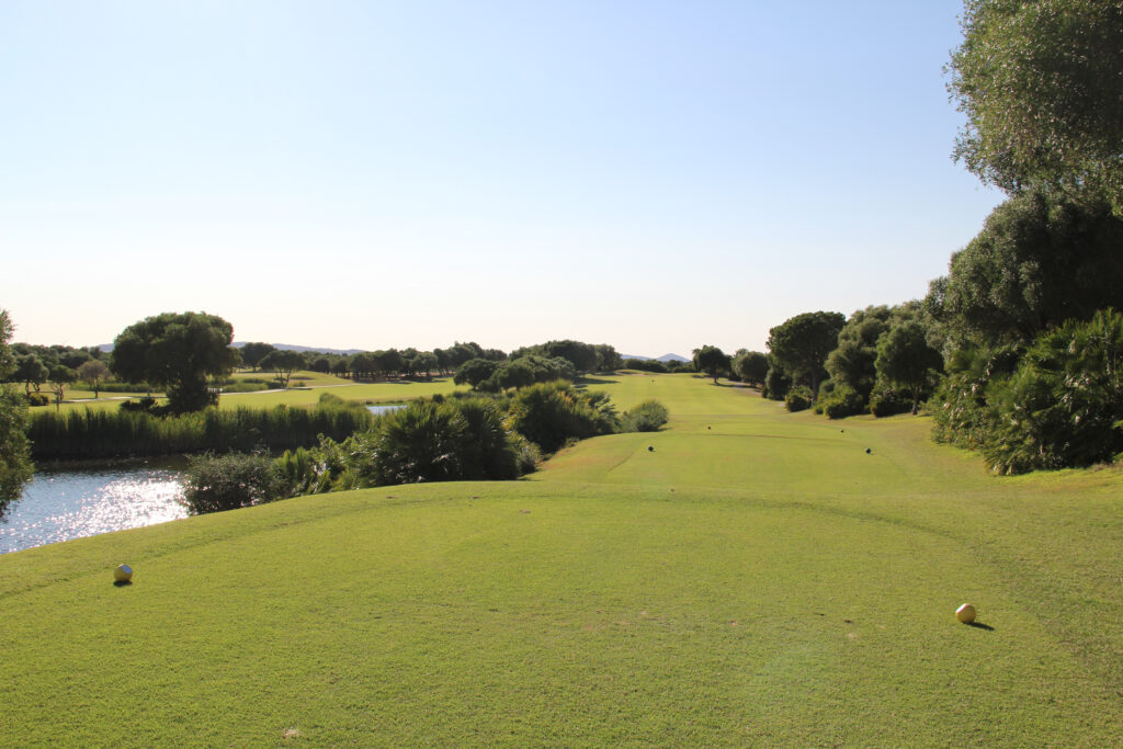 Tee box with lake next to it and trees around at Fairplay Golf Club