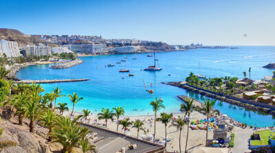 picture of a bay with boats in gran canaria island