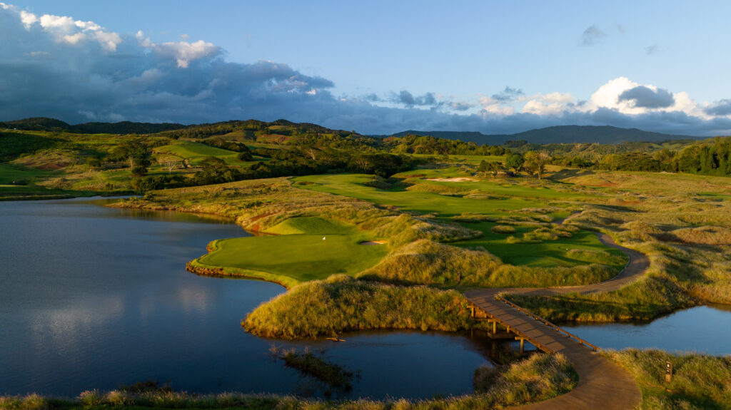 View of Heritage Golf Club - La Reserve Golf Links with lake and hills around