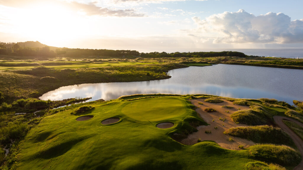 Hole with bunkers at Heritage Golf Club - La Reserve Golf Links with lake in background