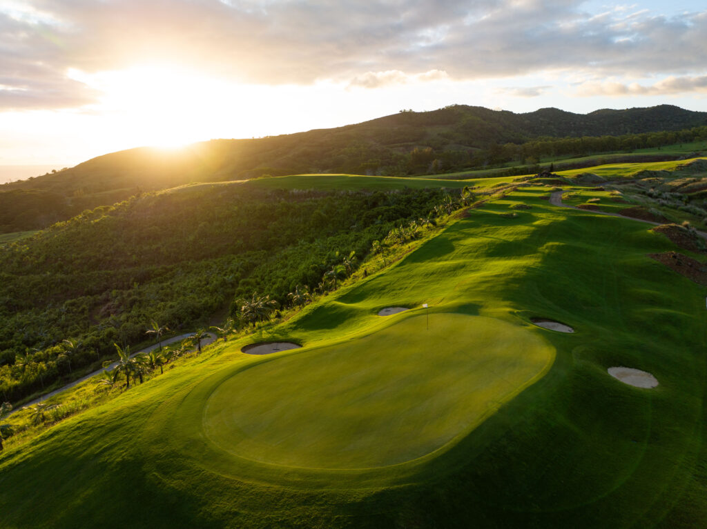 Hole with bunkers on a hilltop at Heritage Golf Club - La Reserve Golf Links