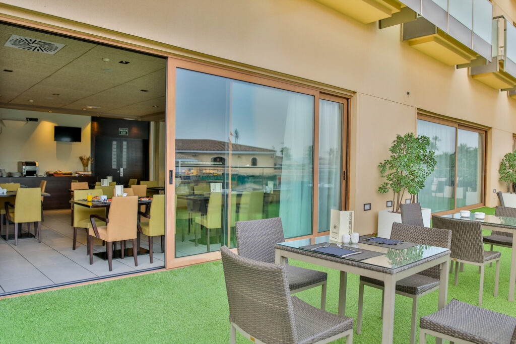 Indoor and outdoor dining at Hotel 525