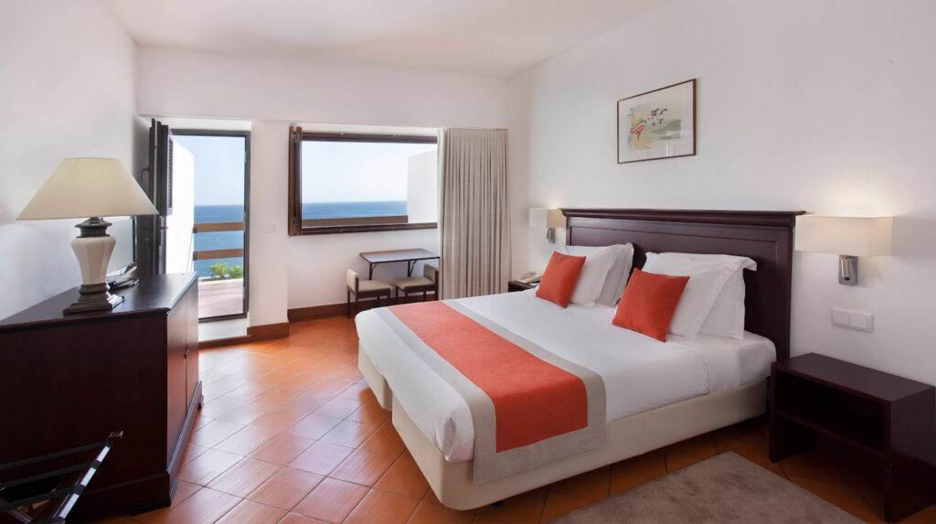 Double bed accommodation at Hotel do Mar