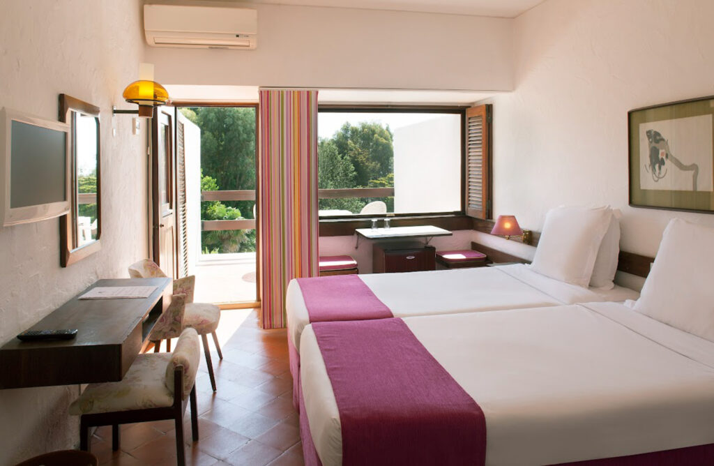 Twin bed accommodation with balcony at Hotel do Mar