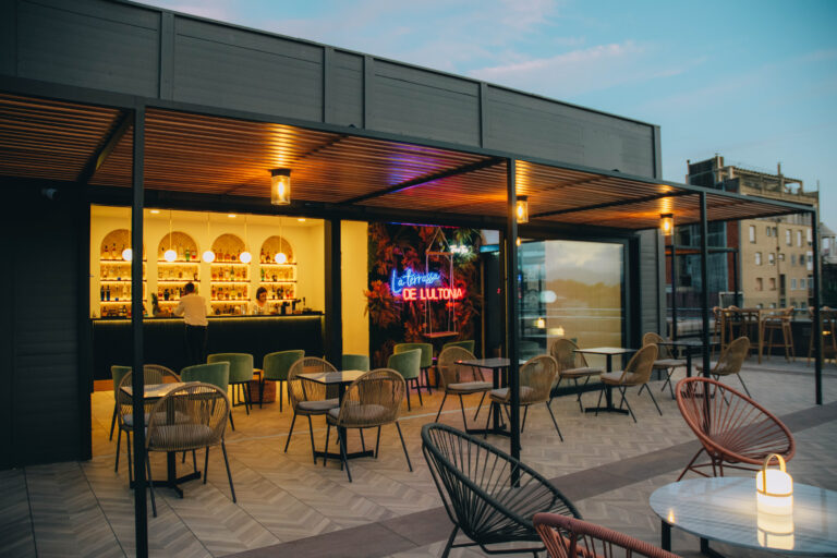 Outdoor bar at Hotel Gran Ultonia