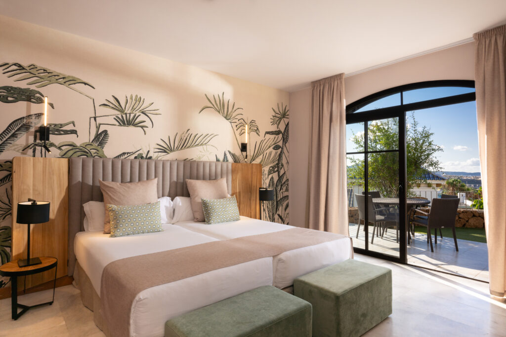 Hotel Villa Maria Suites bedroom with openable windows