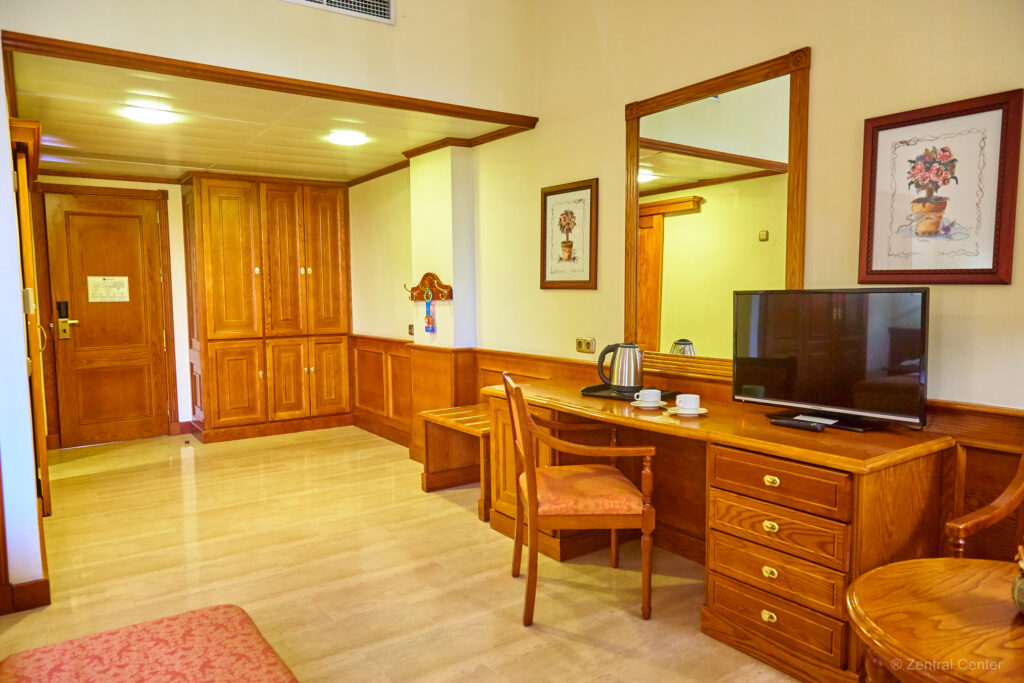 Hotel Zentral Center bedroom with a vanity