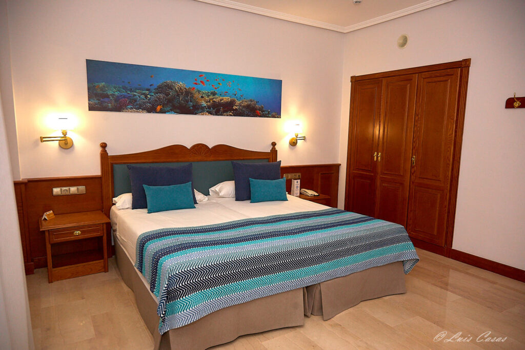 Hotel Zentral Center bedroom with built in wardrobe