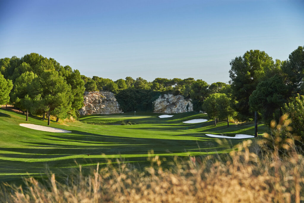 Fairway with bunkers and trees around at Infinitum Hills Course