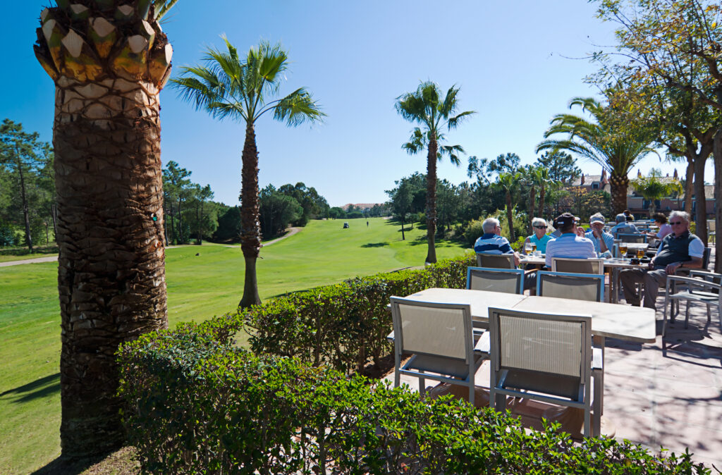 People dining and drinking at Islantilla Golf Course