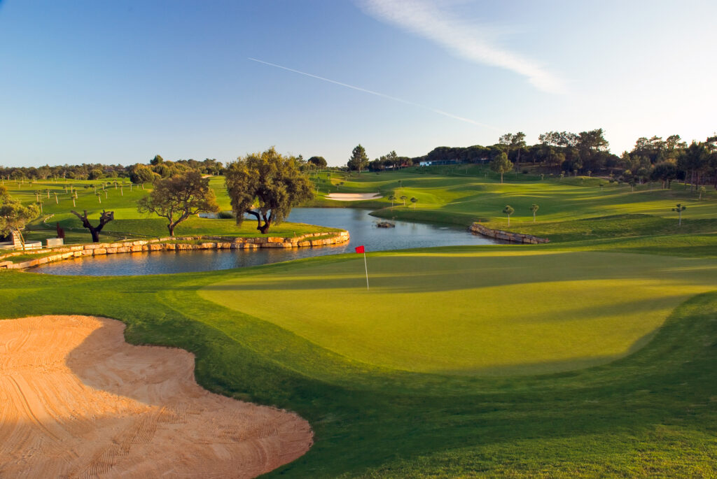 Hole with lake and bunkers at Pinheiros Altos Golf Course