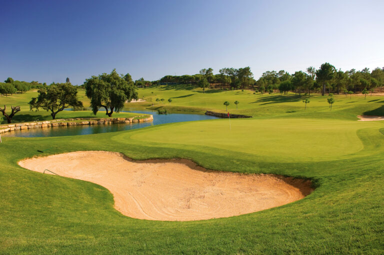 Hole with bunker and water hazard at Pinheiros Altos Golf Course