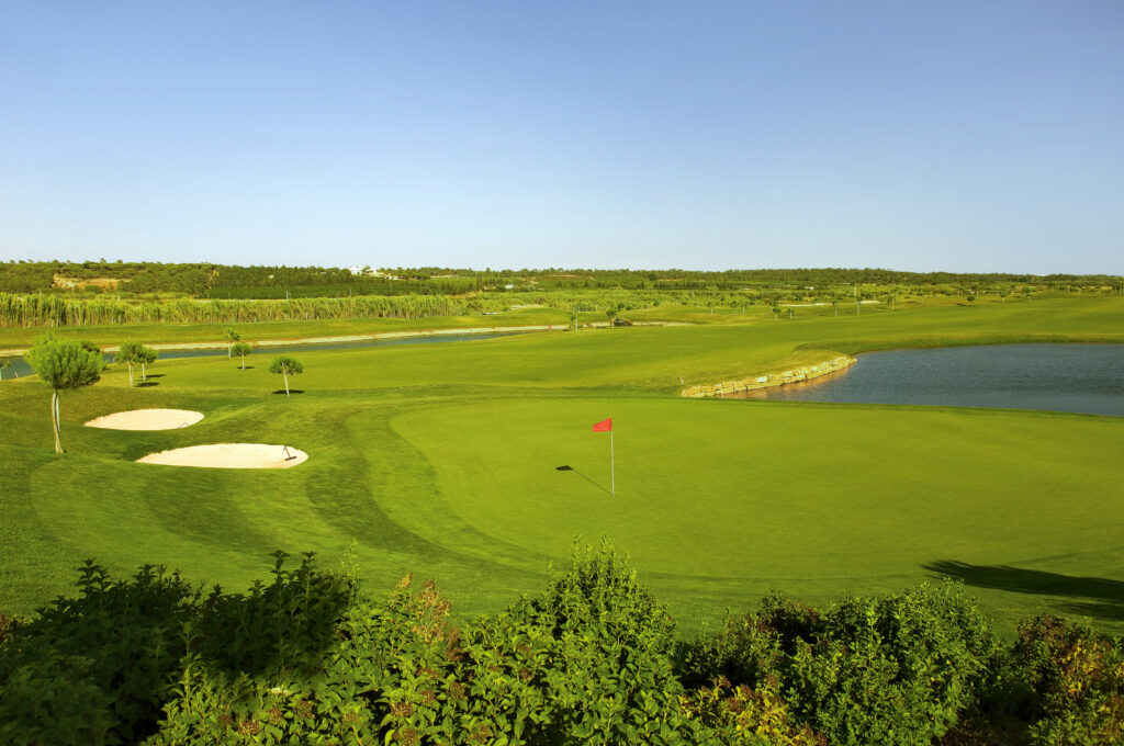 Hole with bunkers and lake at Pinheiros Altos Golf Course