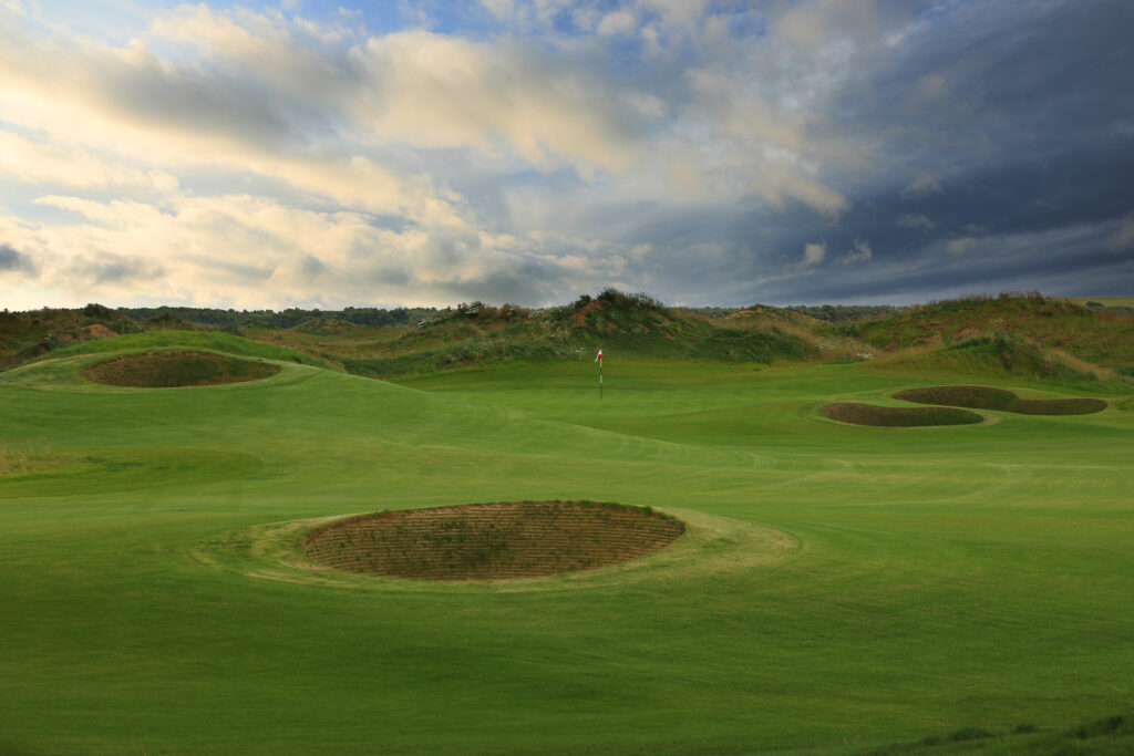 Hole with bunkers around at Dumbarnie Links