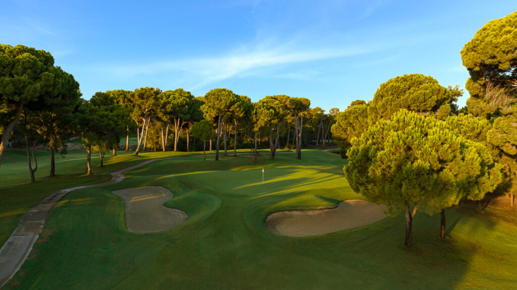 Hole with bunkers and trees around at Gloria - New Golf Course