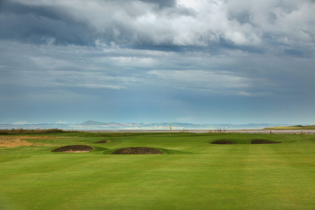 Hole with bunkers at Kilspindie Golf Club