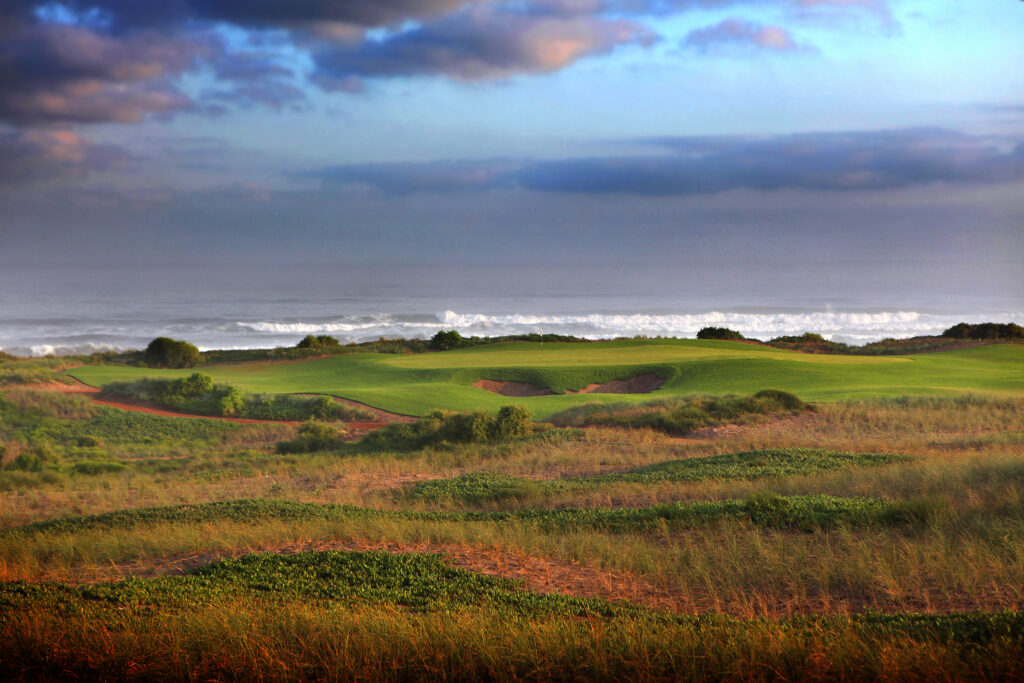 Hole with a bunker at Mazagan Golf Course with ocean view