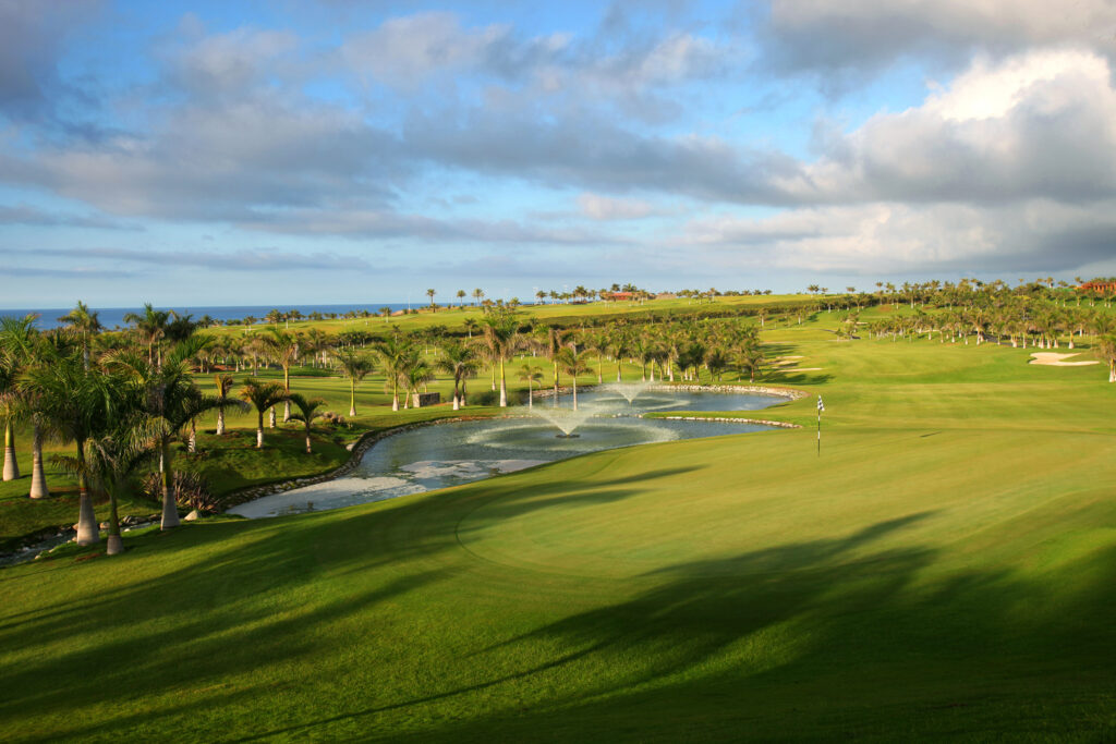 Hole with lake and trees around at Meloneras Golf