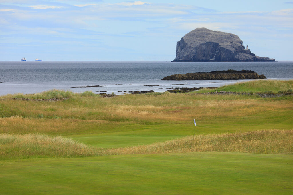 Hole with ocean and fairway in background at North Berwick Golf Club