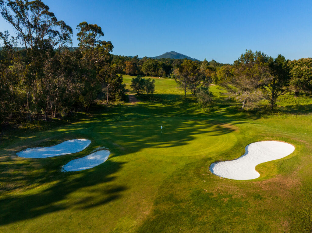 Hole with bunkers and trees around at Penha Longa Atlantic Course