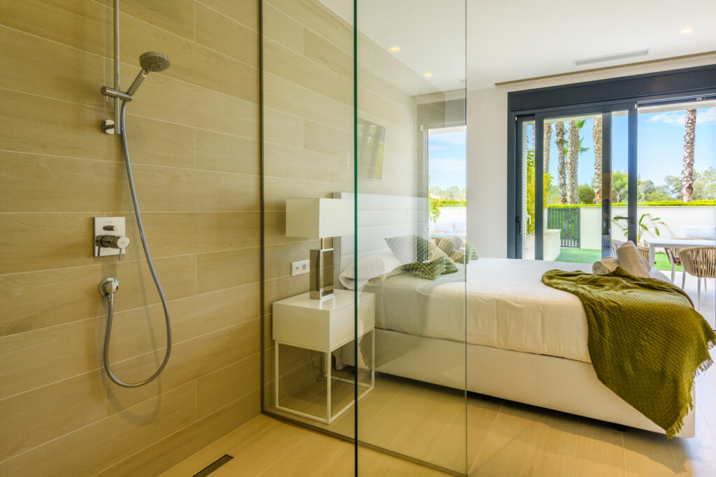 Double bed accommodation with shower at Las Colinas Residences