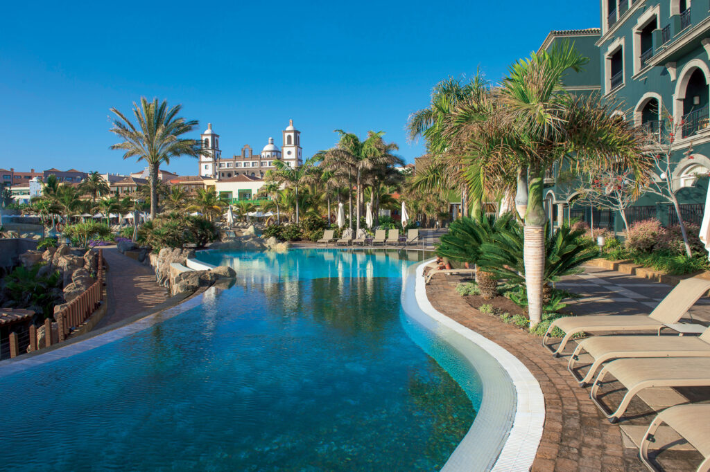 Lopesan Villa del Conde Resort windy swimming pool