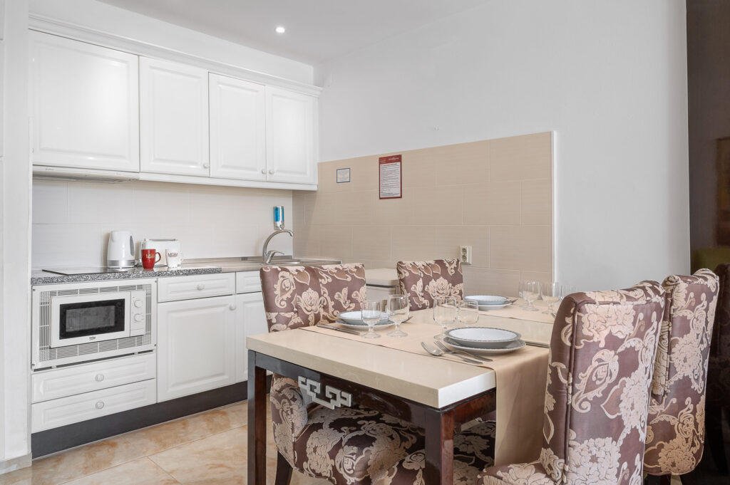 Accommodation kitchen and dining area at Muthu Clube Praia Da Oura