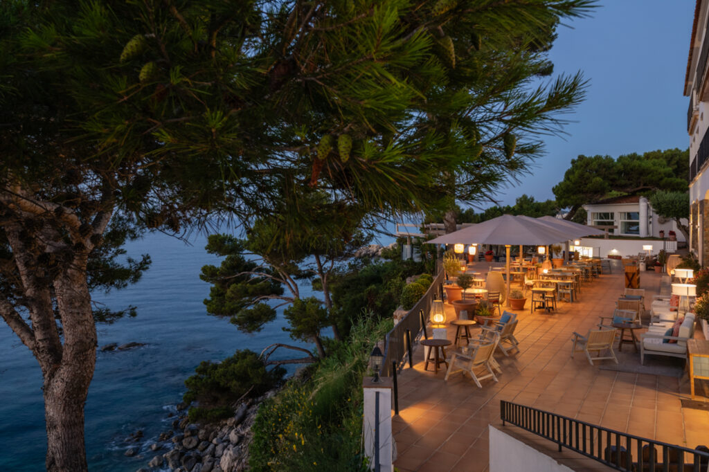 Balcony with ocean view at Park Hotel San Jorge at night