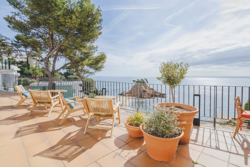 Balcony at Park Hotel San Jorge with chairs with ocean view