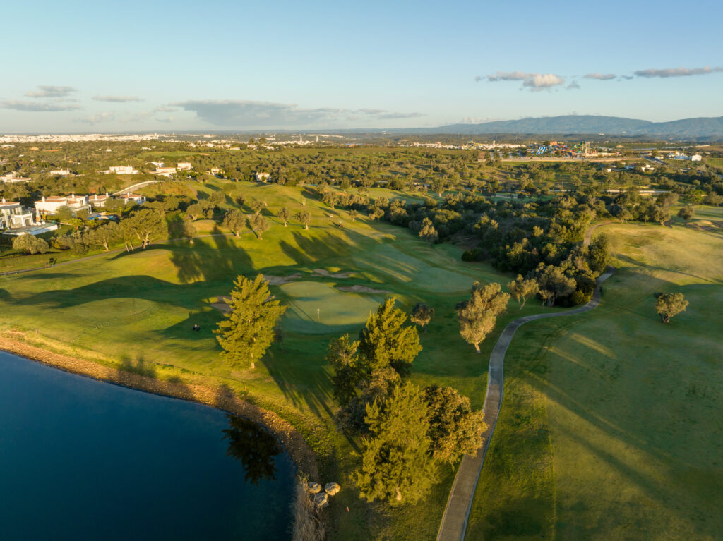 A green with bunkers and a lake at Pinta Golf Course