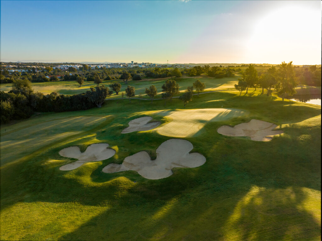 A green with bunkers around at Pinta Golf Course