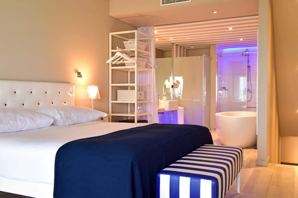 Double bed accommodation with en suite bathroom at Pestana Alvor South Beach