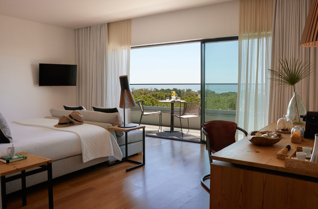 Double bed accommodation with a balcony at Praia Verde Boutique Hotel