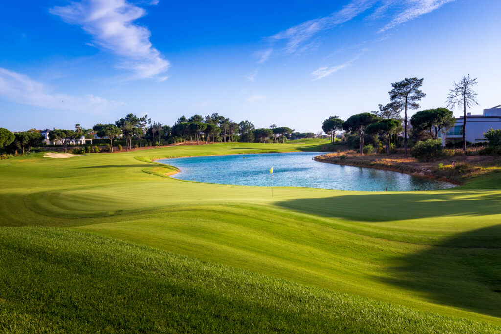 A green with a lake in background at Quinta Do Lago North Golf Course