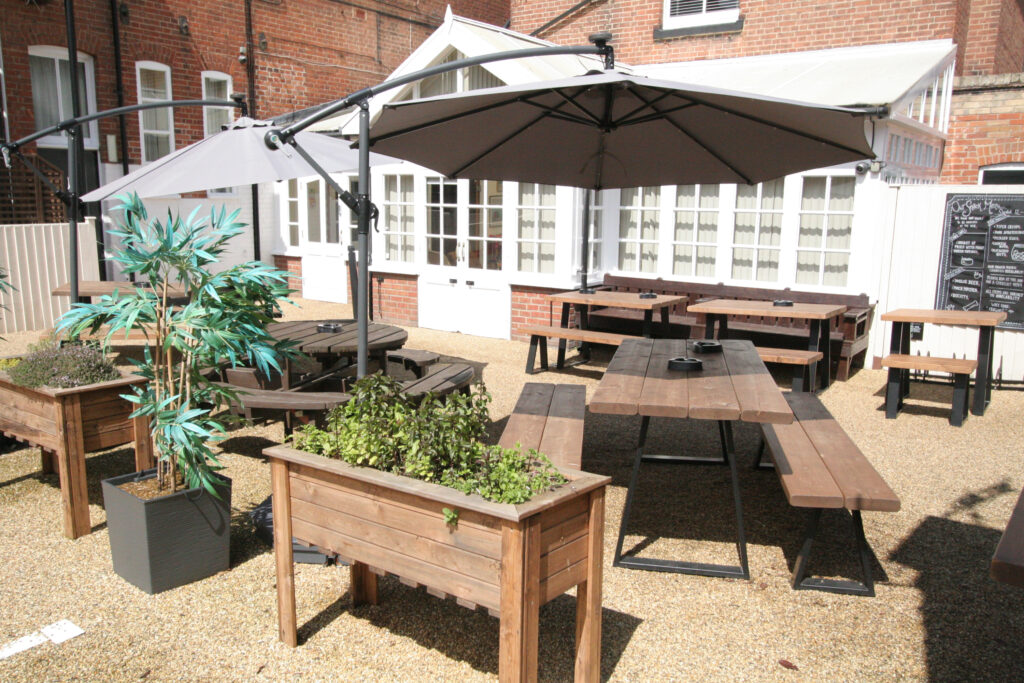 Outdoor seating and dining at the Red Lion hotel