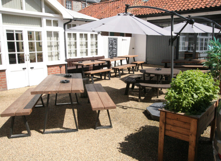 Outdoor seating and dining at the Red Lion hotel