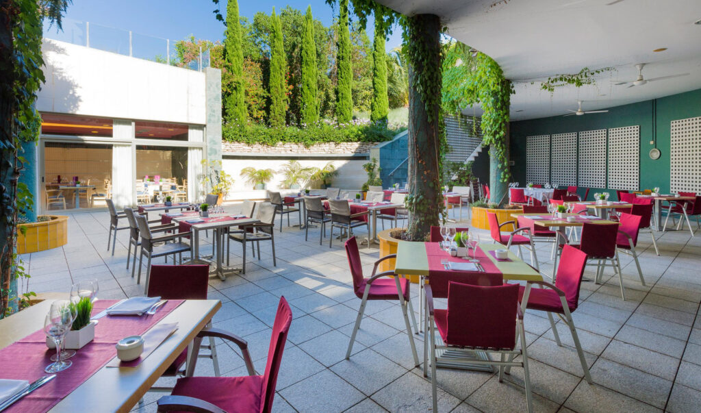 Outdoor dining at Sol Port Cambrils Hotel