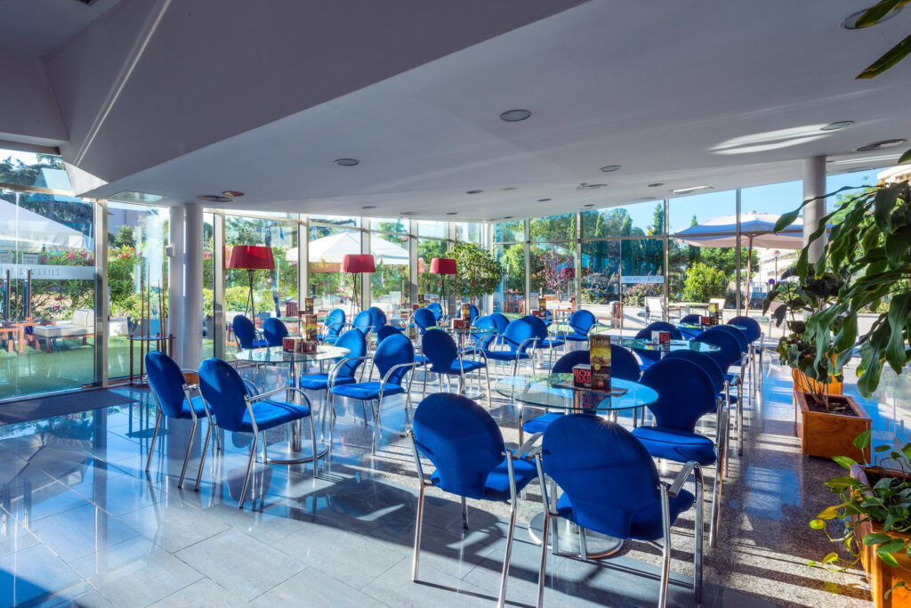 Indoor dining at Sol Port Cambrils Hotel