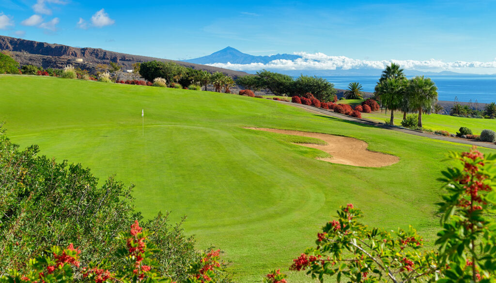 Hole with bunker and trees around at Tecina Golf