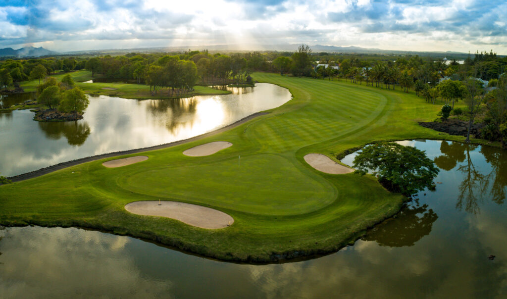 Hole with bunkers and lake around at The Legend Golf Course